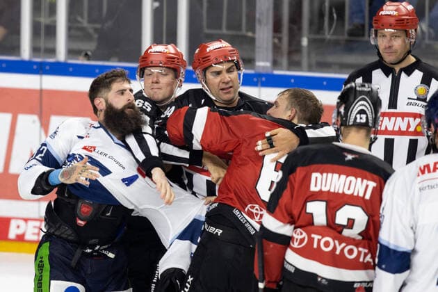 Bilder des Jahres 2021, Sport 10 Oktober Sport Themen der Woche KW41 Sport Bilder des Tages PENNY DEL; Koelner Haie - Straubing Tigers; Koeln, 15.10.2021 Christoffer Hurtik (Linesmen, 65); Patrick Sieloff (Koelner Haie, 63); Cody Lampl(Straubing Tigers, 32); PENNY DEL; Koelner Haie - Straubing Tigers am 15.10.2021 in der Lanxess Arena in Koeln (Deutschland). Copyright: xBEAUTIFULxSPORTS AndreasxDickx