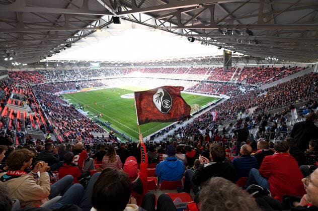 Bilder des Jahres 2021, Sport 10 Oktober Sport Themen der Woche KW41 Sport Bilder des Tages Fussball 1. Bundesliga Saison 2021 2022 8. SPieltag SC Freiburg - RB Leipzig 16.10.2021 Stadionuebersicht beim ersten Bundesligaspiel im Europa-Park Stadion in Freiburg, die neue Arena bietet Platz fuer 34700 Fans.