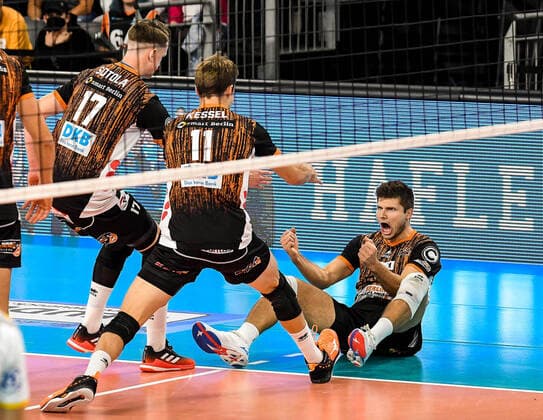 Bilder des Jahres 2021, Sport 10 Oktober Sport Themen der Woche KW41 GER, VBL, VfB Friedrichshafen vs Berlin Recycling Volleys 16.10.2021, ratiopharm Arena, Neu-Ulm, GER, VBL, VfB Friedrichshafen vs Berlin Recycling Volleys, im Bild Marek Sotola (Berlin, 17), Cody Kessel (Berlin, 11) und Ruben Schott (Berlin, 3) jubeln nach einem Punktgewinn