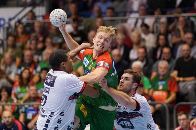 Bilder des Jahres 2021, Sport 10 Oktober Sport Themen der Woche KW41 Sport Bilder des Tages GER, Handball Maenner, 1. Bundesliga, 2021 2022, 7. Spieltag, SC Magdeburg - SG Flensburg-Handewitt, 17.10.2021, vl.: Mads Mensah Larsen (Flensburg, 22), Gisli Thorgeir Kristjansson (SCM, 10), Johannes Golla (flensburg, 4). GER, Handball Maenner, 1. Bundesliga, 2021 2022, 7. Spieltag, SC Magdeburg - SG Flensburg-Handewitt, 17.10.2021,
