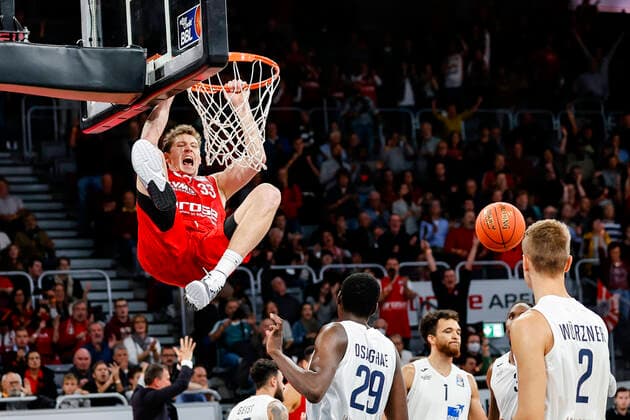Bilder des Jahres 2021, Sport 10 Oktober Sport Themen der Woche KW41 Sport Bilder des Tages Dunking Patrick Heckmann (Brose Bamberg, 33) zum 68:63 Brose Bamberg - MLP Academics Heidelberg - easyCredit-BBL - Basketball Bundesliga Saison 2021 22 Spieltag 4, 17.10.2021 Bamberg, Brose Arena Copyright: DanielxLöb