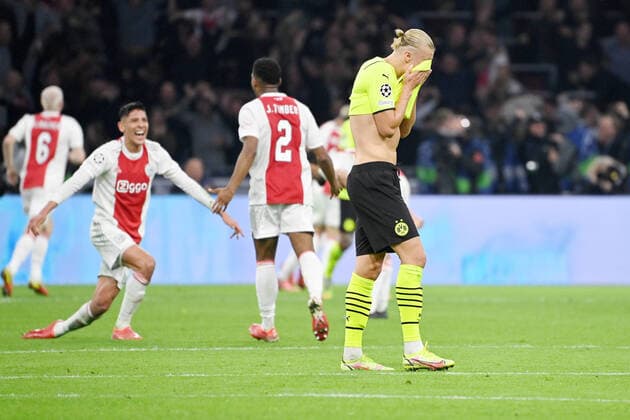 Bilder des Jahres 2021, Sport 10 Oktober Sport Themen der Woche KW42 Sport Bilder des Tages Amsterdam, Amsterdam Arena, 19.10.21, NL, Herren, UEFA Champions League, Saison 2021-2022, Ajax Amsterdam - Borussia Dortmund Bild: Erling Haaland (Dortmund) unzufrieden nach dem Tor zum 4:0 Nur fuer journalistische Zwecke! Only for editorial use! Gemaess den Vorgaben der DFL Deutsche Fußball Liga ist es untersagt, in dem Stadion und oder vom Spiel angefertigte Fotoaufnahmen in Form von Sequenzbildern und oder videoaehnlichen Fotostrecken zu verwerten bzw. verwerten zu lassen. DFL regulations prohibit any use of photographs as image sequences and or quasi-video. Niederlande