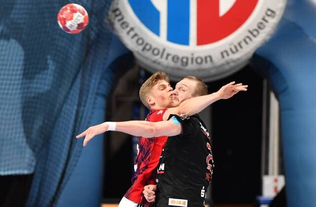 Bilder des Jahres 2021, Sport 10 Oktober Sport Themen der Woche KW42 Sport Bilder des Tages 21.10.2021 - Handball - 1. Bundesliga LIQUI MOLY HBL - Saison 2021 2022 - 08. Spieltag: HC Erlangen Metropolregion Nürnberg HCE - TSV Hannover Burgdorf ( Die Recken ) - - Martin Hanne (42, TSV Hannover-Burgdorf ) Antonio Metzner (27, HC Erlangen HCE )