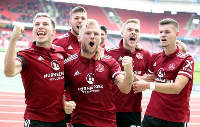 Bilder des Jahres 2021, Sport 10 Oktober Sport Themen der Woche KW42 Sport Bilder des Tages 23.10.2021 - Fussball - Saison 2021 2022 - 2. Fussball - Bundesliga - 11. Spieltag: 1. FC Nürnberg FCN ( Club ) - FC Heidenheim 1846 FCH - Sportfoto Zink DaMa - DFL regulations prohibit any use of photographs as image sequences and or quasi-video - only for editorial use - Jubel Freude Torjubel nach Tor zum 3:0 - Lino Tempelmann (6, 1. FC Nürnberg FCN ) Eric Shuranov (11, 1. FC Nürnberg FCN ) Johannes Geis (5, 1. FC Nürnberg FCN ) Christopher Schindler (16, 1. FC Nürnberg FCN ) Tim Handwerker (29, 1. FC Nürnberg FCN ) Tom Krauß Krauss (14, 1. FC Nürnberg FCN ) jubelt freut sich - Torschütze: Johannes Geis (5, 1. FC Nürnberg FCN )