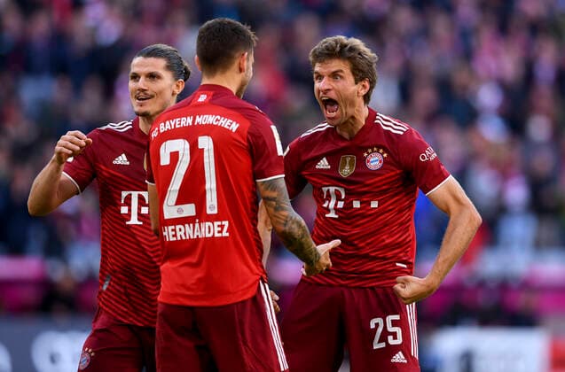 Bilder des Jahres 2021, Sport 10 Oktober Sport Themen der Woche KW42 Sport Bilder des Tages Fussball 1. Bundesliga Saison 2021 2022 9. Spieltag FC Bayern Muenchen - TSG 1899 Hoffenheim 23.10.2021 Jubel nach dem Tor zum 2 - 0 mit Marcel Sabitzer (li, FC Bayern Muenchen) Lucas Hernandez (FC Bayern Muenchen) und Thomas Mueller (re, FC Bayern Muenchen)
