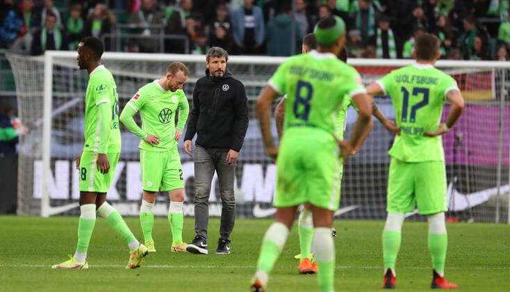 Bilder des Jahres 2021, Sport 10 Oktober Sport Themen der Woche KW42 Sport Bilder des Tages VfL vs. Freiburg, 1. BL Wolfsburg, 23.10.2021, FUßBALL - VfL Wolfsburg vs. SC Freiburg, 1. BL, Saison 2021 22, VW Arena. Bild zeigt: Spielende, Cheftrainer Mark van Bommel (VfL Wolfsburg) Wolfsburg