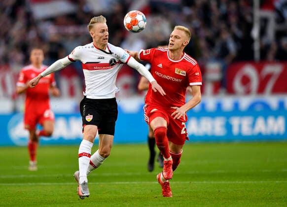 Bilder des Jahres 2021, Sport 10 Oktober Sport Themen der Woche KW42 Sport Bilder des Tages Zweikampf, Aktion Timo Baumgartl 1. FC Union Berlin FCU gegen Chris Führich VfB Stuttgart ( 22) VfB Stuttgart vs 1. FC Union Berlin FCU 24.10.2021 DFL DFB REGULATIONS PROHIBIT ANY USE OF PHOTOGRAPHS AS IMAGE SEQUENCES AND OR QUASI-VIDEO VfB Stuttgart vs 1. FC Union Berlin FCU