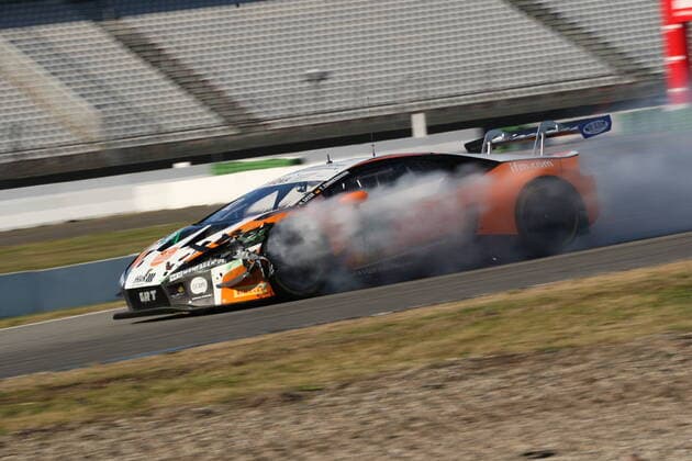 Bilder des Jahres 2021, Sport 10 Oktober Sport Themen der Woche KW42 Sport Bilder des Tages 82 Tim Zimmermann (DEU) Hugo Sasse (DEU), Lamborghini Huracan GT3 Evo, Grasser Racing (AUT) mit starker Rauchentwicklung am linken Vorderreifen nach einer Kollision,ADAC GT Masters, Hockenheimring, Rennen 2 Sonntag, 24.10.2021 - ADAC GT Masters, Hockenheimring, Rennen 2 Sonntag, 24.10.2021 Hockenheim Copyright: xAugstx xEibner-Pressefotox EP_jat