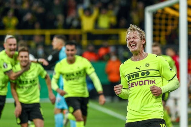 Sport Themen der Woche KW43 Sport Bilder des Tages Tor, Torjubel, zum 1:0 durch Julian Brandt (Borussia Dortmund BVB, 19), GER, Borussia Dortmund BVB vs. FC Ingolstadt 04, Fussball, DFB-Pokal, 2021 2022, 2. Runde, 26.10.2021, DFB DFL regulations prohibit any use of photographs as image sequences and or quasi-video., GER, Borussia Dortmund BVB vs. FC Ingolstadt 04, Fussball, DFB-Pokal, 2021 2022, 2. Runde, 26.10.2021 Dortmund Copyright: xEibner-Pressefoto GabrielxBoiax EP_EEP