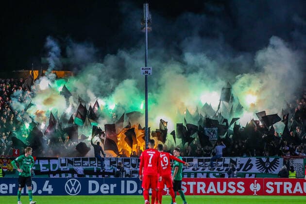 Bilder des Jahres 2021, Sport 10 Oktober Sport Themen der Woche KW43 Sport Bilder des Tages Fußball - DFB Pokal - SC Preußen Münster - Hertha BSC Berlin am 26.08.2021 im Preußenstadion in Münster Die Preußen Münster Fans zünden Pyrotechnik in ihrem Block