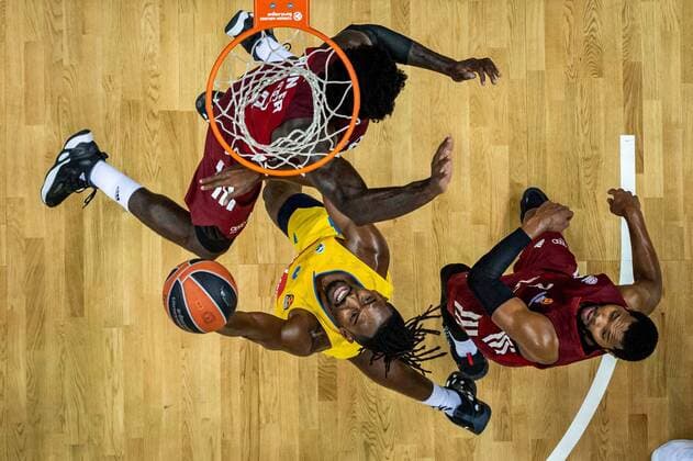 Bilder des Jahres 2021, Sport 10 Oktober Basketball Berlin 28.10.2021 Saison 2021 2022 EuroLeague Regular Season Alba Berlin - FC Bayern München Jaleen Smith (Alba Berlin, No.03) Othello Hunter (München, No.08) Corey Walden (München, No.02)
