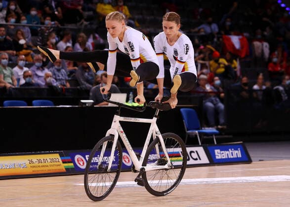 Bilder des Jahres 2021, Sport 10 Oktober Sport Themen der Woche KW43 Sport Bilder des Tages BAU 31.10.2021 Stuttgart Indoor Cycling World Championships 2021, Pair Women Finale, Weltmeisterinnen v.l. Selina Marquardt und Helen Vordermeier (GER)