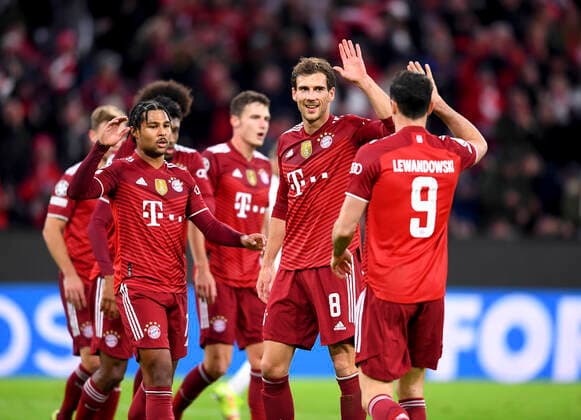 Bilder des Jahres 2021, Sport 11 November Sport Themen der Woche KW44 Sport Bilder des Tages FUSSBALL CHAMPIONS LEAGUE SAISON 2021 2022 Vorrunde Gruppe E FC Bayern Muenchen - Benfica Lissabon 02.11.2021 Jubel nach dem Tor zum 1 - 0 mit Serge Gnabry (li, FC Bayern Muenchen) und Leon Goretzka (mitte, FC Bayern Muenchen) und dem Torschuetzen Robert Lewandowski (re, FC Bayern Muenchen)