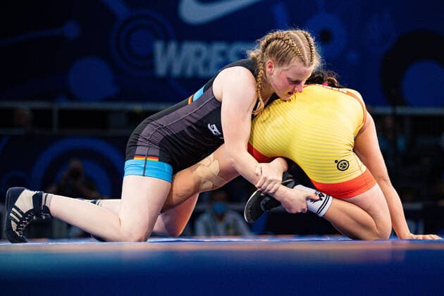 Bilder des Jahres 2021, Sport 11 November Sport Themen der Woche KW44 Sport Bilder des Tages u23 World Championships WW 68kg - Sophia SCHAEFLE (GER) df. Dariga ABEN (KAZ) Belgrad Serbia Copyright: xUnitedxWorldxWrestlingx xKadirxCaliskanx
