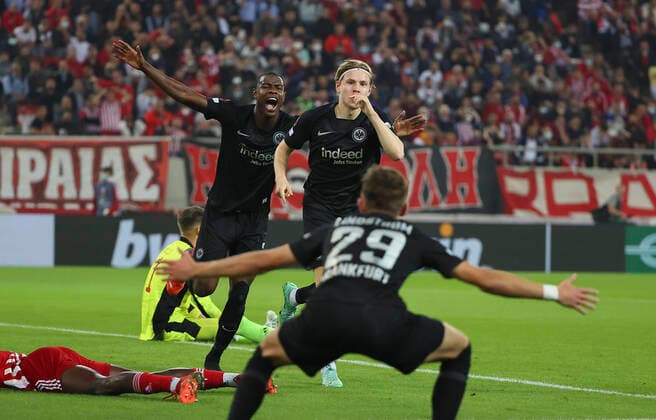 Bilder des Jahres 2021, Sport 11 November Sport Themen der Woche KW44 Sport Bilder des Tages 04.11.2021, Fussball UEFA Europa League, Olympiakos Piräus - Eintracht Frankfurt, emonline, despor, emspor, v.l., Torjubel zum 1:2 durch Jens Petter Hauge (Eintracht Frankfurt), Goal celebration, celebrate the goal, Evan Ndicka (Eintracht Frankfurt), Jesper Lindström (Eintracht Frankfurt) DFL DFB REGULATIONS PROHIBIT ANY USE OF PHOTOGRAPHS AS IMAGE SEQUENCES AND OR QUASI-VIDEO. xdcx Copyright: HMBxMedia Claus