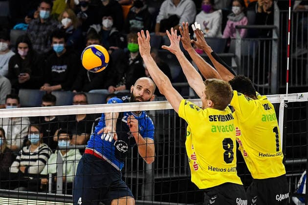Bilder des Jahres 2021, Sport 11 November Sport Themen der Woche KW44 GER, VBL, VfB Friedrichshafen vs Helios Grizzlys Giesen 04.11.2021, ratiopharm Arena, Neu-Ulm, GER, VBL, VfB Friedrichshafen vs Helios Grizzlys Giesen, im Bild Vojin Cacic (Friedrichshafen, 4) punktet, David Seybering (Giesen, 8) und Augusto Renato Colito (Giesen, 1) strengen sich vergeblich an