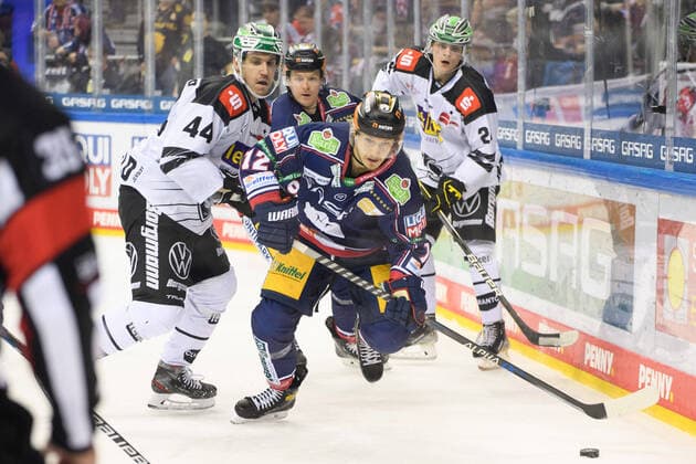 Bilder des Jahres 2021, Sport 11 November Sport Themen der Woche KW44 Sport Bilder des Tages v.l. Jesper Jensen Aabo - Krefeld P, Eric Mik 12 EBB, Alexander Blank - Krefeld P, 04.11.2021, DEL - Eisbaeren Berlin vs Krefeld Pinguine, GER, Berlin, 04.11. 2021, DEL - Eisbaeren Berlin vs Krefeld Pinguine Berlin Copyright: xUwexKoch Eibner-Pressefotox EP_UKH
