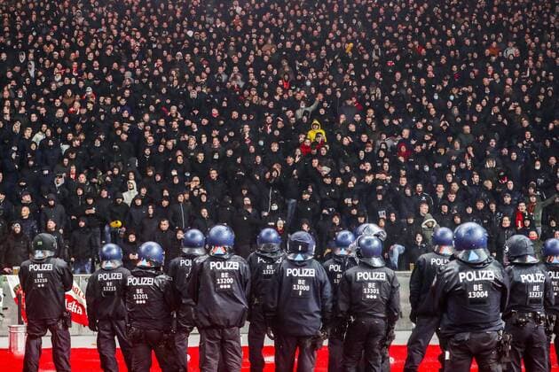Bilder des Jahres 2021, Sport 11 November Sport Themen der Woche KW44 Sport Bilder des Tages BERLIN - Feyenoord supporters with police during the Conference League match between Union Berlin and Feyenoord at the Olympiastadion on November 4, 2021 in Berlin, Germany. ANP PIETER STAM DE YOUNG UEFA Europa Conference League 2021 2022 xVIxANPxSportx xxANPxIVx