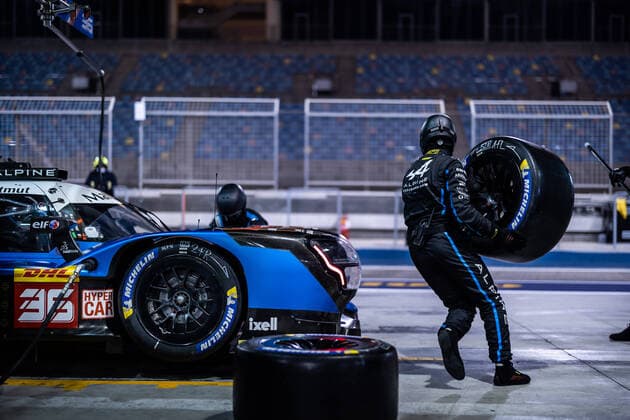 Bilder des Jahres 2021, Sport 11 November Sport Themen der Woche KW44 Sport Bilder des Tages 036 mechanic, mecanicien ingenieur engineer Alpine Elf Matmut, Alpine A480 - Gibson, ambiance pitlane, during the 8 Hours of Bahrain, 6th round of the 2021 FIA World Endurance Championship, FIA WEC, on the Bahrain International Circuit, from November 4 to 6, 2021 in Sakhir, Bahrain - AUTO - FIA WEC - 8 HOURS OF BAHRAIN 2021 DPPI Panoramic 02221013_GH_37951