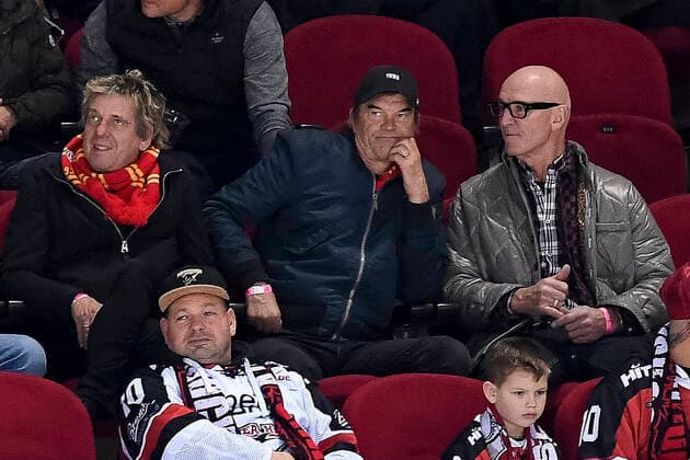 Bilder des Jahres 2021, Sport 11 November Sport Themen der Woche KW44 Sport Bilder des Tages Eishockey DEL 20. Spieltag: Düsseldorfer EG vs Kölner Haie am 05.11.2021 im PSD Bank Dome in Düsseldorf Die Toten Hosen zu Besuch hier mit v.l. Andi und Campino, sowie DEG Legende Uli Hiemer