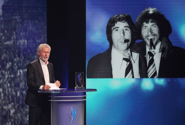 Bilder des Jahres 2021, Sport 11 November Sport Themen der Woche KW44 Sport Bilder des Tages Paul Breitner gedenkt mit seiner Rede der Fussball Legende Gerd Müller Paul Breitner hält die Gedenkrede an den vor kurzem verstorbenen Gerd Müller, hier ein Bild im Hintergrund auf dem beide Zigarre rauchen München Bayern Deutschland BMW Welt