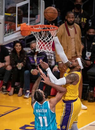 November 8, 2021, Los Angeles, California, USA: Camelo Anthony 7 of the Los Angeles Lakers puts up a shot during their regular season NBA, Basketball Herren, USA game with the Charlotte Hornets on Monday November 8, 2021 at the Staples Center in Los Angeles, California. Lakers defeat Hornets, 126-123. PI Los Angeles USA - ZUMAp124 20211108_zaa_p124_045 Copyright: xJAVIERxROJASx