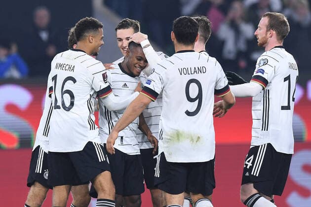 Bilder des Jahres 2021, Sport 11 November Sport Themen der Woche KW45 Sport Bilder des Tages Sport Bilder des Tages Fußball Länderspiel Deutschland - Liechtenstein am 11.11.2021 in der Volkswagen Arena in Wolfsburg Torjubel zum 7:0 durch Ridle Baku ( Deutschland ) DFB regulations prohibit any use of photographs as image sequences and or quasi-video.