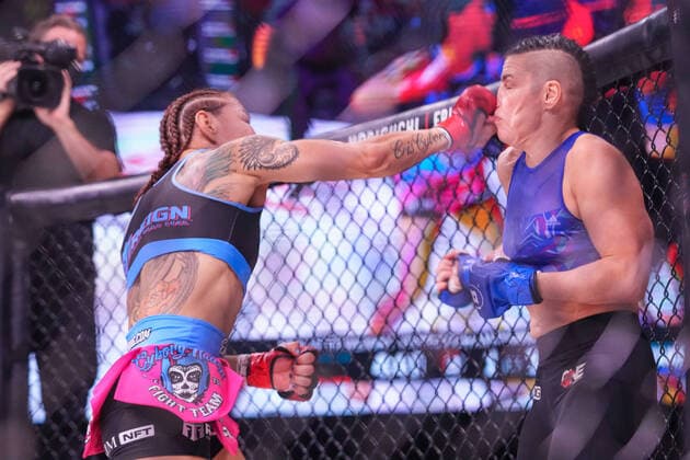 Bilder des Jahres 2021, Sport 11 November Sport Themen der Woche KW45 Sport Bilder des Tages November 12, 2021, Hollywood, HOLLYWOOD, FL, United States: HOLLYWOOD, FL - November 12: Cris Cyborg (red gloves) and Sinead Kavanagh (blue gloves) meet in the octagon for the main event, a 5-round Championship title bout in the womenâ€⠢s featherweight division at the Seminole Hard Rock Hotel & Casino for Bellator 271: Cyborg vs Kavanagh - Event on November 12, 2021 in Hollywood, United States. Hollywood United States - ZUMAp175 20211112_zsa_p175_190 Copyright: xLouisxGrassex