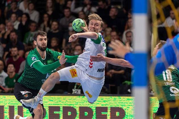 Bilder des Jahres 2021, Sport 11 November Sport Themen der Woche KW45 Sport Bilder des Tages Handball Berlin 13.11.2021 Saison 2021 2022 1. Bundesliga HBL Füchse Berlin - SC Magdeburg Gisli Thorgeir Kristjansson (Magdeburg, No.10) Marko Kopljar (Füchse Berlin, No.35)