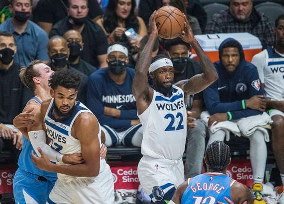 November 13, 2021, Los Angeles, California, USA: Patrick Beverley 22 of the Minnesota Timberwolves looks to pass the ball during their NBA, Basketball Herren, USA game with the Los Angeles Clippers on Saturday November 13, 2021 at the Staples Center in Los Angeles, California. Clippers defeat Timberwolves, 129-102. PI Los Angeles USA - ZUMAp124 20211113_zaa_p124_019 Copyright: xJAVIERxROJASx