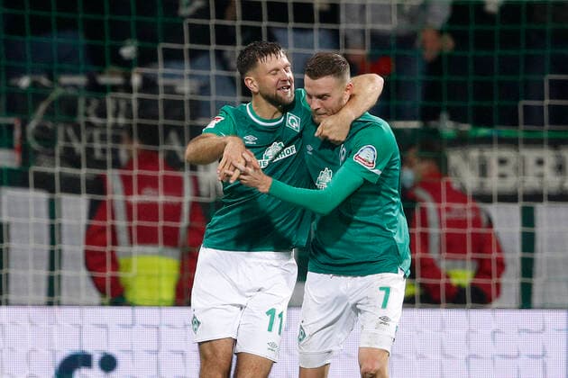 20.11.2021, wohninvest WESERSTADION, Bremen, Ligaspiel, 2. Bundesliga, SV Werder Bremen vs FC Schalke 04, im Bild Torschuetze Niclas Fuellkrug (11, Bremen) und Marvin Duksch (7, Bremen) jubeln nach dem Tor zum 1:1 fuer Bremen DFL regulations prohibit any use of photographs as image sequences and or quasi-video. SV Werder Bremen vs FC Schalke 04