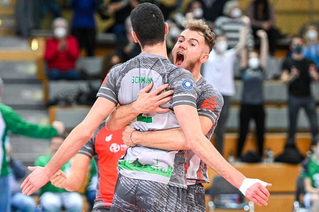 Bilder des Jahres 2021, Sport 11 November Sport Themen der Woche KW46 Sport Bilder des Tages Hachinger Spieler bejubeln einen Punktgewinn, Jubel, celebration, Jubel ueber den Punkt, optimistisch, Action, Aktion, 20.11.2021, Unterhaching (Deutschland), Volleyball, 1. Bundesliga, TSV Haching München - SWD powervolleys Düren, DFB DFL REGULATIONS PROHIBIT ANY USE OF PHOTOGRAPHS AS IMAGE SEQUENCES AND OR QUASI-VIDEO.