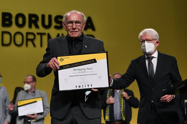 Bilder des Jahres 2021, Sport 11 November Sport Themen der Woche KW46 Mitgliederversammlung Borussia Dortmund am 21.11.2021 in der Westfalenhalle in Dortmund Wolfang Paul, Spielführer der BVB-Mannschaft die 1966 Europapokalsieger der Pokalsieger, links - Reinhard Rauball, Präsident des Fußball-Bundesligisten Borussia Dortmund, rechts