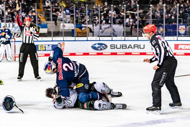 Bilder des Jahres 2021, Sport 11 November Sport Themen der Woche KW46 Sport Bilder des Tages Unstimmigkeiten zwischen Matt Puempel (Augsburger Panther, 73) und Andrew MacWilliam (EHC Red Bull Muenchen, 2) EHC Red Bull Muenchen gegen Augsburger Panther, Eishockey, DEL, 23. Spieltag, Saison 2021 2022, 21.11.2021. EHC Red Bull Muenchen gegen Augsburger Panther, Eishockey, DEL, 23. Spieltag, Saison 2021 2022, 21.11.2021 Muenchen Copyright: xEibnerxPressefotox xHeikexFeinerx EP_HFR
