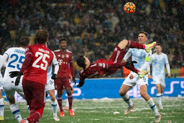 Bilder des Jahres 2021, Sport 11 November Sport Themen der Woche KW47 Sport Bilder des Tages Robert Lewandowski (FC Bayern Muenchen 9) trifft das Tor zum 1:0 per Fallrueckzieher, UKR, Dynamo Kiew vs. FC Bayern Muenchen, Fussball, Uefa Champions League, Gruppe E, 5. Spieltag, 23.11.2021, Spielzeit 2021 2022 DFB REGULATIONS PROHIBIT ANY USE OF PHOTOGRAPHS AS IMAGE SEQUENCES AND OR QUASI-VIDEO UKR, Dynamo Kiew vs. FC Bayern Muenchen, Fussball, Uefa Champions League, Gruppe E, 23.11.2021, Spielzeit 2021 2022 Kiew Copyright: xEIBNERx EP_MMR