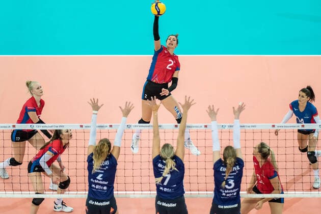 Bilder des Jahres 2021, Sport 11 November Sport Themen der Woche KW47 Sport Bilder des Tages Volleyball CEV Cup TS Volley Duedingen vs PVK Olymp Praha Lucie Kalhousova (PVK Olymp Praha, 2) at the CEV Volleyball Europacup 1 16 round TS Volley Duedingen (SUI) vs PVK Olymp Praha (CZE) on November 23, 2021 in Duedingen Copyright: xBEAUTIFULxSPORTS OlafxRellischx