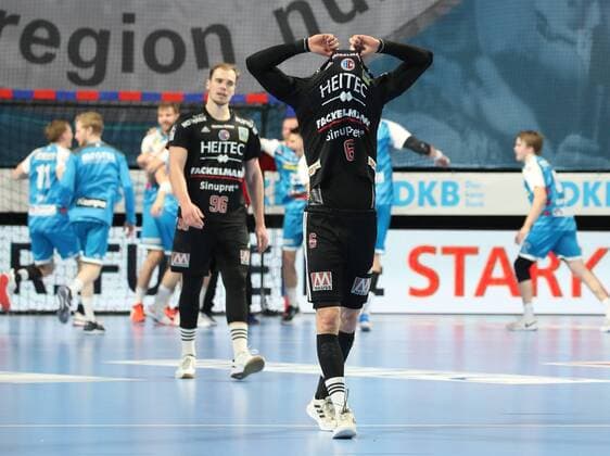 Bilder des Jahres 2021, Sport 11 November Sport Themen der Woche KW47 Sport Bilder des Tages 25.11.2021 - Handball - 1. Bundesliga LIQUI MOLY HBL - Saison 2021 2022 - 13. Spieltag: HC Erlangen Metropolregion Nürnberg HCE - TVB Stuttgart - DaMa - Tim Zechel (96, HC Erlangen HCE ) Max Maximilian Jaeger (6, HC Erlangen HCE ) enttäuscht Enttäuschung nach Spielende