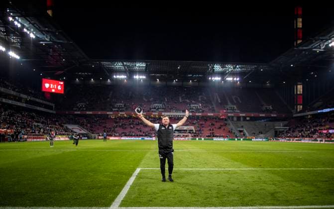 Bilder des Jahres 2021, Sport 11 November Sport Themen der Woche KW47 Schlussjubel: Trainer Steffen Baumgart (Köln) zieht den Hut vor den Fans 1. FC Köln - Borussia Mönchengladbach 27.11.2021, Fussball; 1. Bundesliga, Saison 2021 22 Foto: Moritz Müller