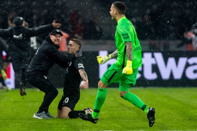 Bilder des Jahres 2021, Sport 11 November 27.11.2021, xfrx, Fussball 1.Bundesliga, Hertha BSC Berlin - FC Augsburg emspor, v.l. Niklas Dorsch (FC Augsburg) celebrate the goal,Torjubel zum 1:1 (DFL DFB REGULATIONS PROHIBIT ANY USE OF PHOTOGRAPHS as IMAGE SEQUENCES and or QUASI-VIDEO) Berlin