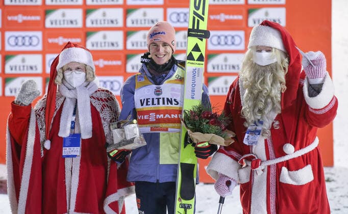 Bilder des Jahres 2021, Sport 11 November Sport Themen der Woche KW47 NORDIC SKIING - FIS WC Ruka, Nordic Opening KUUSAMO,FINLAND,28.NOV.21 - NORDIC SKIING, Ski jumping, Skispringen, Ski, nordisch - FIS World Cup, Nordic Opening, large hill, men. Image shows Karl Geiger (GER) and Santa Claus. GEPAxpictures xHaraldxSteiner
