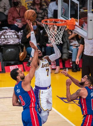November 28, 2021, Los Angeles, California, USA: Camelo Anthony 7 of the Los Angeles Lakers puts up a shot during their regular season NBA, Basketball Herren, USA game with the Detroit Pistons on Sunday November 28, 2021 at the Staples Center in Los Angeles, California. PI Los Angeles USA - ZUMAp124 20211128_zaa_p124_021 Copyright: xJAVIERxROJASx