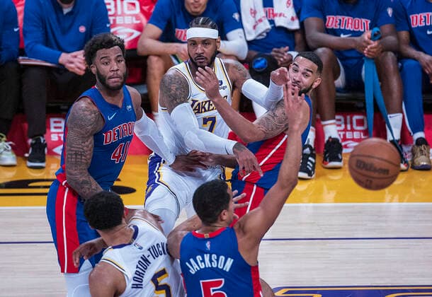 November 28, 2021, Los Angeles, California, USA: Camelo Anthony 7 of the Los Angeles Lakers passes the ball in-between Detroit Pistons defenders during their regular season NBA, Basketball Herren, USA game on Sunday November 28, 2021 at the Staples Center in Los Angeles, California. Lakers defeat Pistons, 110-106. PI Los Angeles USA - ZUMAp124 20211128_zaa_p124_045 Copyright: xJAVIERxROJASx
