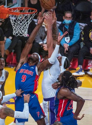 November 28, 2021, Los Angeles, California, USA: Camelo Anthony 7 of the Los Angeles Lakers is blocked by Jerami Grant 9 of the Detroit Pistons during their regular season NBA, Basketball Herren, USA game on Sunday November 28, 2021 at the Staples Center in Los Angeles, California. Lakers defeat Pistons, 110-106. PI Los Angeles USA - ZUMAp124 20211128_zaa_p124_069 Copyright: xJAVIERxROJASx