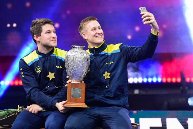 Sport Themen der Woche KW48 Bilder des Jahres 2021, Sport 11 November 211129 Mattias Falck and Kristian Karlsson of Sweden during the priscermonie after the final at The World Table tennis, Tischtennis Championships on November 29, 2021 in Houston. Photo: Manfred Schillings BILDBYRAN bordtennis vm bordtennis-vm världsmästerskap houston usa bbeng table tennis world championships wm wttc wttc finals world table tennis championships weltmeisterschaft worlds tischtennis tenis de mesa jubel Copyright: MANFREDxSCHILLINGS BB211129BB289