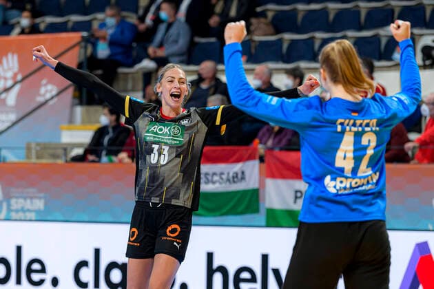Bilder des Jahres 2021, Sport 12 Dezember Sport Themen der Woche KW48 Handball, Frauen: WM, Deutschland - Tschechien, Vorrunde, Gruppe E, 1. Spieltag Luisa Schulze (Deutschland Bietigheim), Torhueterin Katharina Filter (Deutschland Buxtehuder SV) Jubel Freude Emotion Lliria Poliesportiu Pla de L Arc Spanien