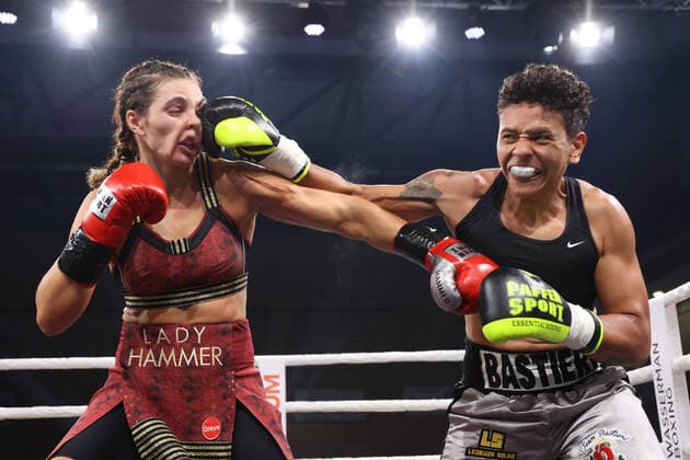 Bilder des Jahres 2021, Sport 12 Dezember Sport Themen der Woche KW48 Sport Bilder des Tages Boxen: Wasserman Boxgala, Ilsenburg, 03.11.2021 Christina Hammer (GER) - Daniele Bastieri (BRA) Ilsenburg Germany