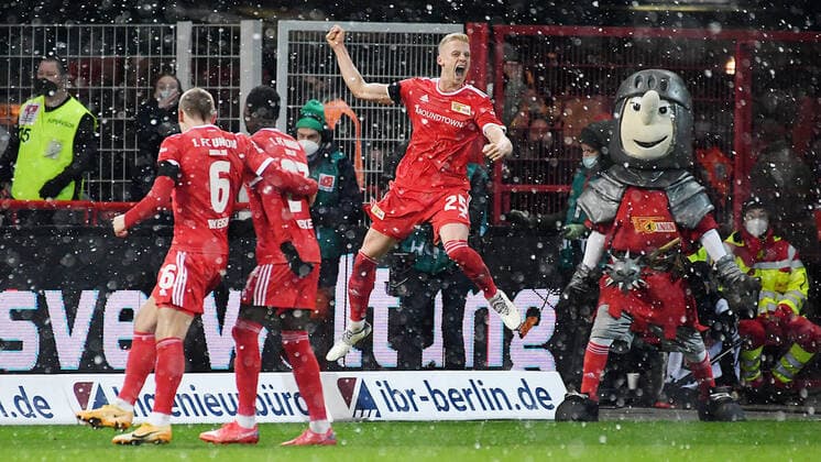 Bilder des Jahres 2021, Sport 12 Dezember Sport Themen der Woche KW48 Sport Bilder des Tages Fußball, 1. FC Union Berlin - RB Leipzig Fußball-Bundesliga Saison 2021 2022, 14. Spieltag, 1. FC Union Berlin vs. RB Leipzig (03.12.2021) Tor für Union. Timo Baumgartl (Innenverteidiger Union Berlin, Rueckennummer 25) (Mitte) erzielt das Tor zum 2:1 für Berlin beim Spiel Union Berlin gegen RB Leipzig (03.12.2021) und bejubelt seinen Treffer. Baumgartl jubelnd Berlin Berlin Brandenburg Deutschland Stadion an der Alten Försterei
