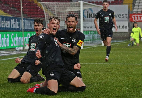 Bilder des Jahres 2021, Sport 12 Dezember Sport Themen der Woche KW48 04.12.2021, xmohx, Fussball 3.Liga, 1.FC Kaiserslautern - FC Viktoria Koeln emspor, v.l. Philipp Hercher (Kaiserslautern) bejubelt mit Mike Wunderlich und Daniel Hanslik (hinten) das 2-0 (DFL DFB REGULATIONS PROHIBIT ANY USE OF PHOTOGRAPHS as IMAGE SEQUENCES and or QUASI-VIDEO) Kaiserslautern