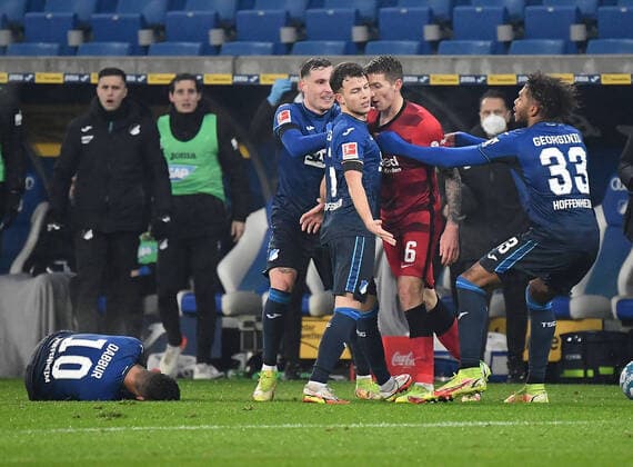 Bilder des Jahres 2021, Sport 12 Dezember Sport Themen der Woche KW48 04.12.2021, xjhx, Fussball 1.Bundesliga, TSG 1899 Hoffenheim - Eintracht Frankfurt emspor, v.l. Rudelbildung Munas Dabbur (1899 Hoffenheim) Kristijan Jakic (Eintracht Frankfurt) Dennis Geiger (1899 Hoffenheim) Georginio Rutter (1899 Hoffenheim) (DFL DFB REGULATIONS PROHIBIT ANY USE OF PHOTOGRAPHS as IMAGE SEQUENCES and or QUASI-VIDEO) Sinsheim