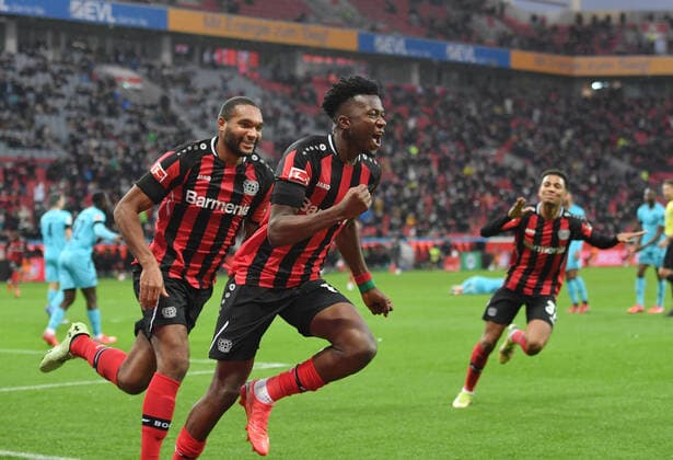 Jubel Edmond Tapsoba (Bayer 04 Leverkusen), Jonathan Tah (Bayer 04 Leverkusen), v.re., hinten Amine Adli (Bayer 04 Leverkusen) 04.12.2021, Fussball GER, Saison 2021 2022, 1. Bundesliga, 14. Spieltag, Bayer 04 Leverkusen - SpVgg Greuther Fürth, Foto: Weis TEAM2sportphoto